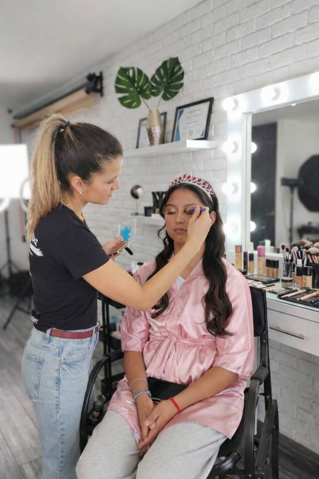 Maquillaje profesional para quinceañera con corona — servicio XV años a domicilio CDMX