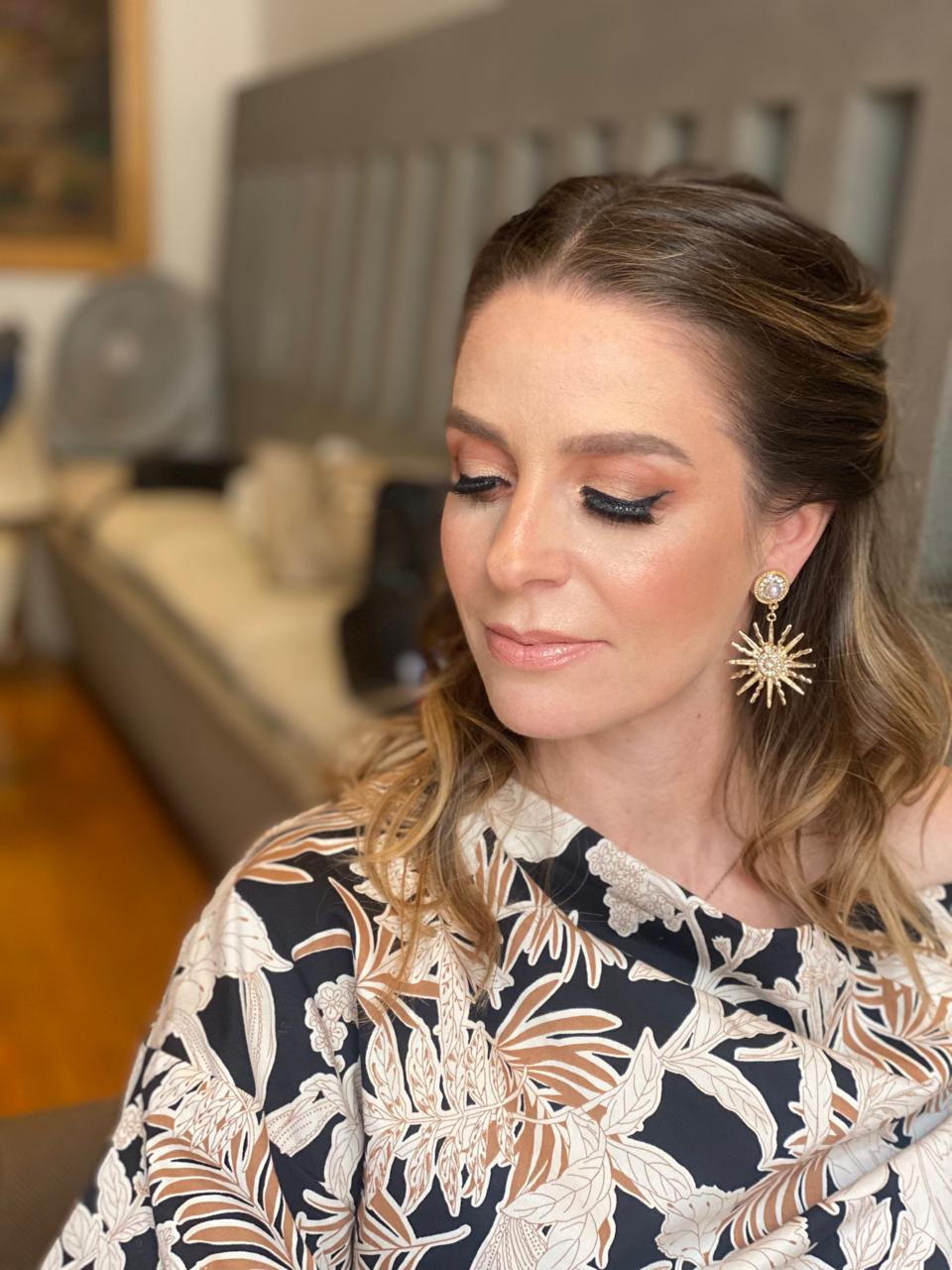 Maquillaje social profesional con pestañas tira — servicio a domicilio Ciudad de México