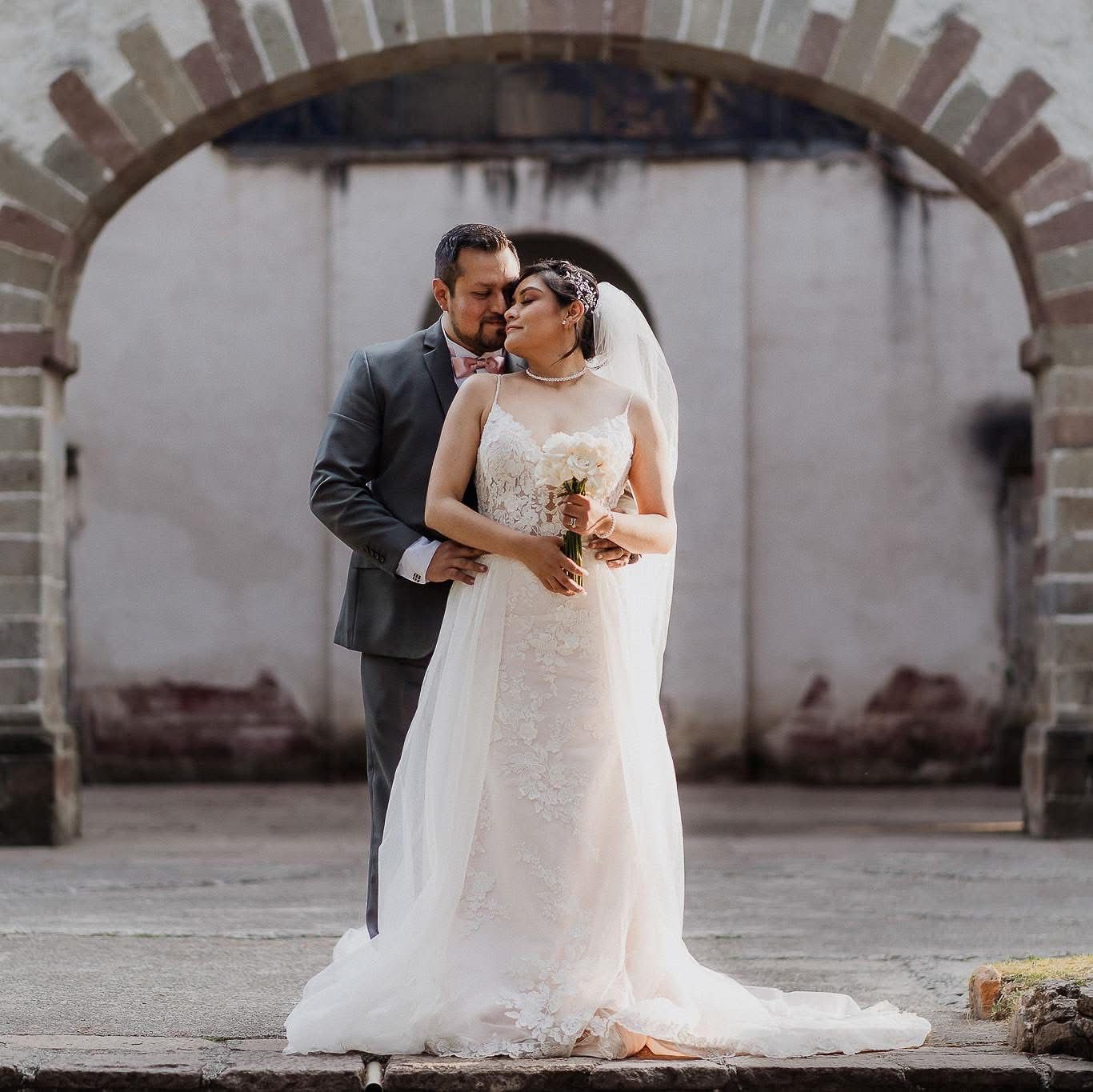 Rach Kit Ten — peinado de novia con velo y tocado para boda romántica en CDMX